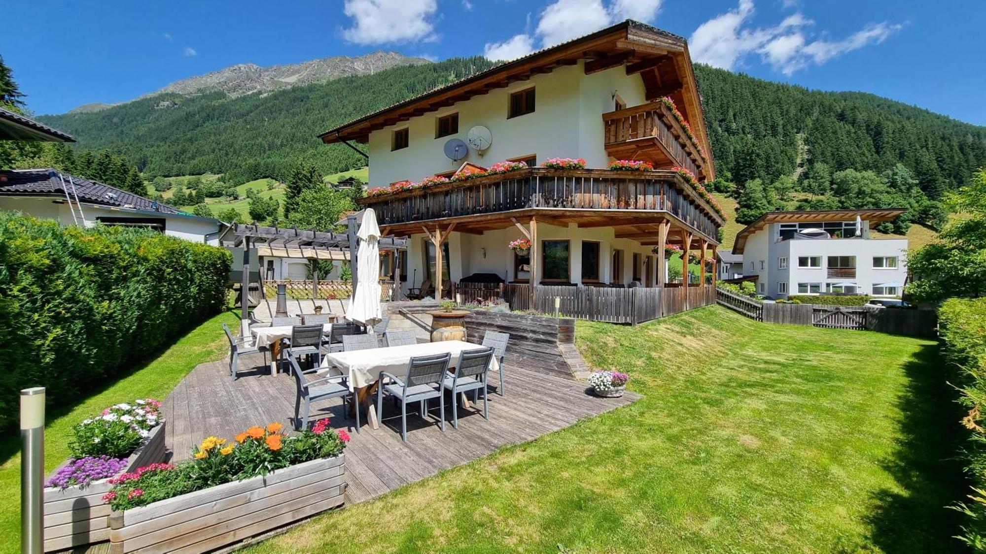 Gastehaus Landhaus Tyrol Hotel Gries im Sellrain Exterior photo